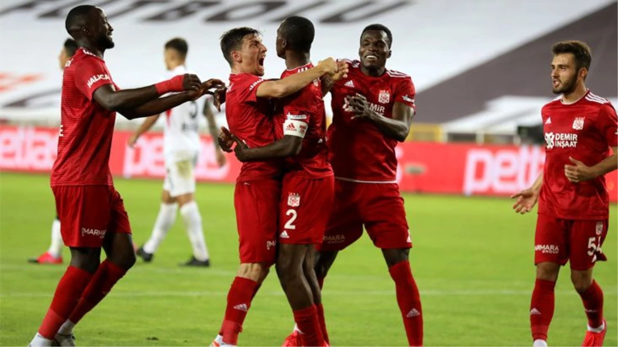 Gençlerbirliği\'ni 2-0 mağlup eden Sivasspor, ikinci olma umutlarını sürdürdü