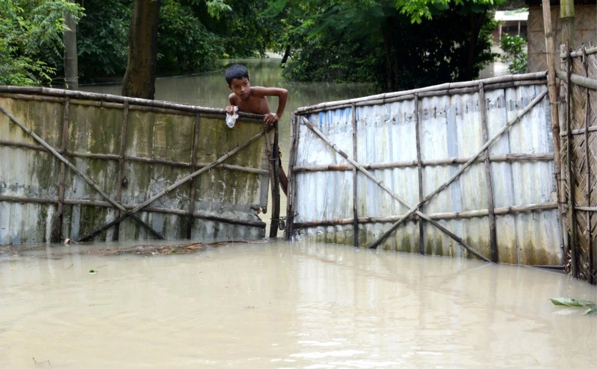 Güney Asya\'da sel felaketinin bilançosu: 221 ölü