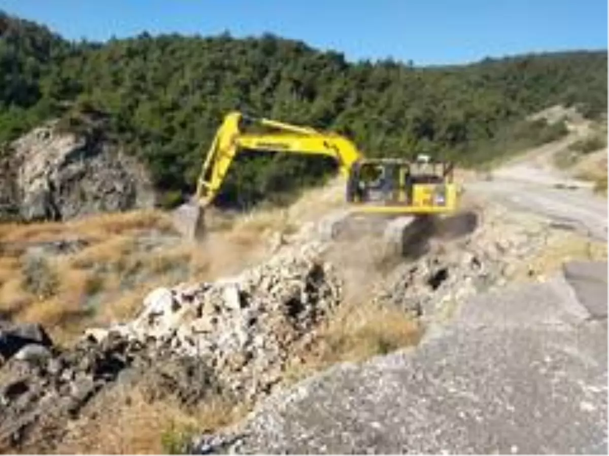 Heyelan yaşanan yol bakıma alındı