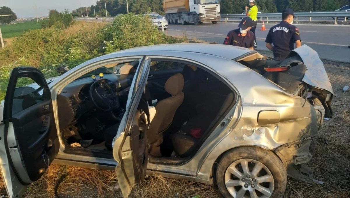 Otomobil tarla girişindeki demirlere çarptı: 6 yaralı