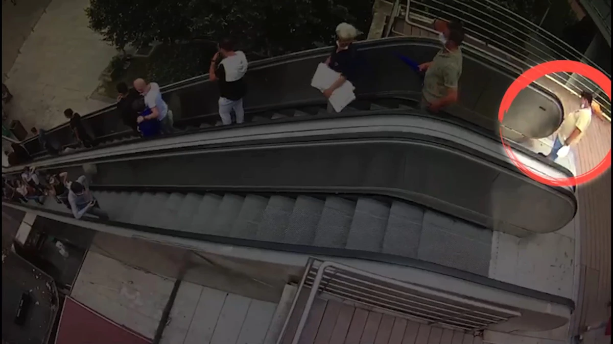 Yürüyen merdivendeki sorumsuz hareket, güvenlik kameralarına takıldı