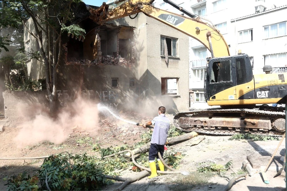 Bandırma\'da metruk evler yıkılıyor