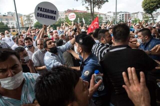 Belediyenin önünde toplanan pazarcı esnafı, binayı yumurta yağmuruna tuttu