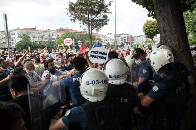 Belediyenin önünde toplanan pazarcı esnafı, binayı yumurta yağmuruna tuttu