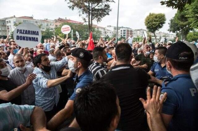 Belediyenin önünde toplanan pazarcı esnafı, binayı yumurta yağmuruna tuttu