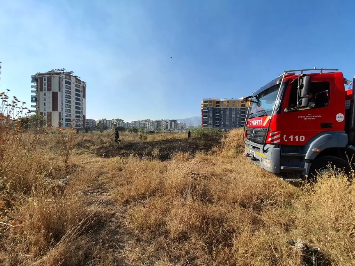 Boş arazide çıkan yangın mahalleliyi korkuttu