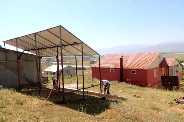 Elektrik faturalarından kurtulmak için evinin bahçesine güneş panelleri