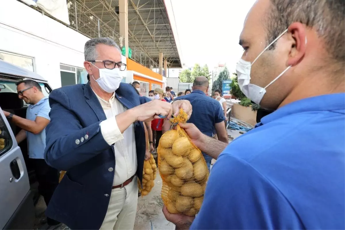 Gaziemir\'de 10 ton patates dağıtılmaya başlandı