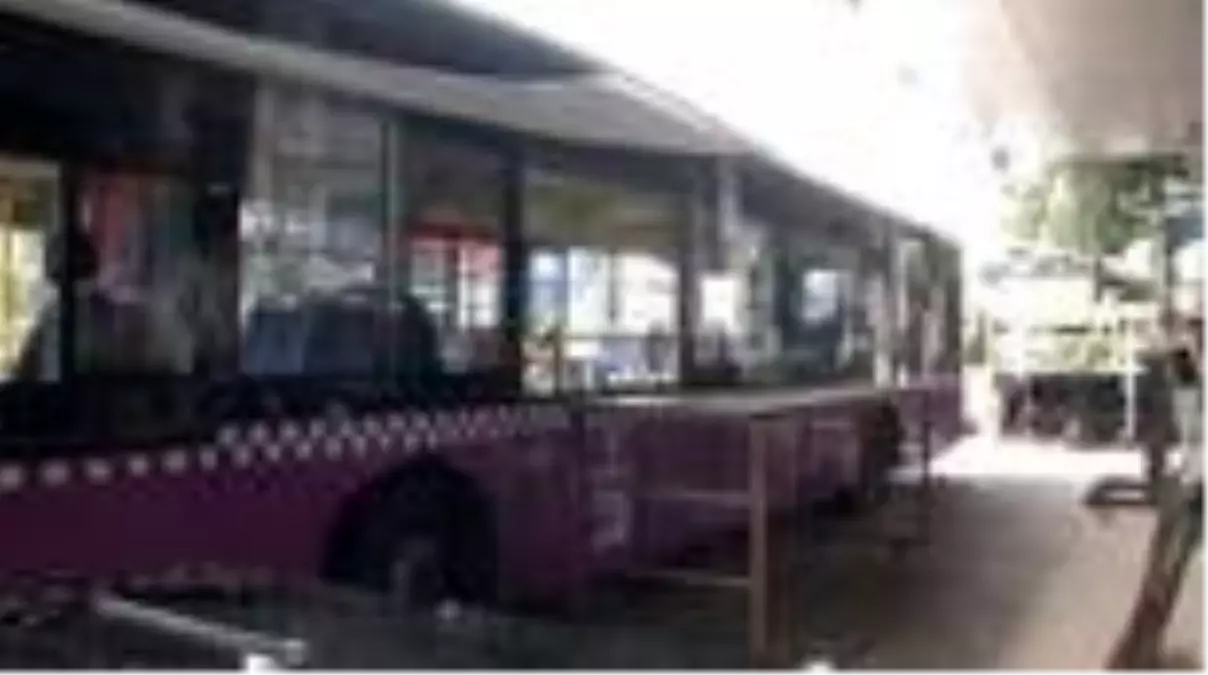 Halk otobüsünün camları, sinirden gözü dönen yolcu tarafından kırıldı