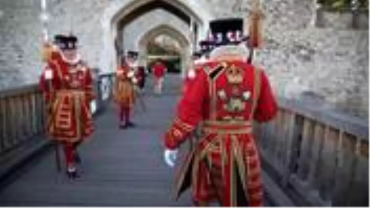 İngiltere\'de Kraliçe\'nin muhafızları koronavirüs nedeniyle işten çıkarılıyor