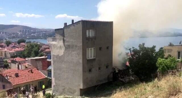 Kendi evini yaktı söndürmek isteyen itfaiyeye balta ile saldırdı