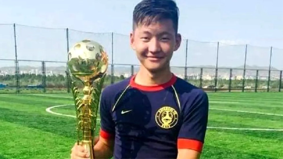 Moğolistan\'ın Rooney\'si: Bir hırsıza yenik düşmeyen genç futbolcu