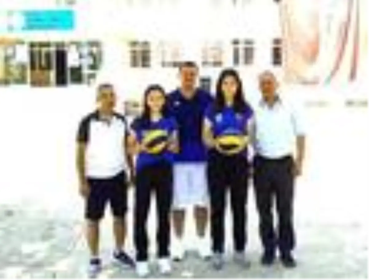 Salihli, Voleybol Lisesine 2 öğrenci gönderdi