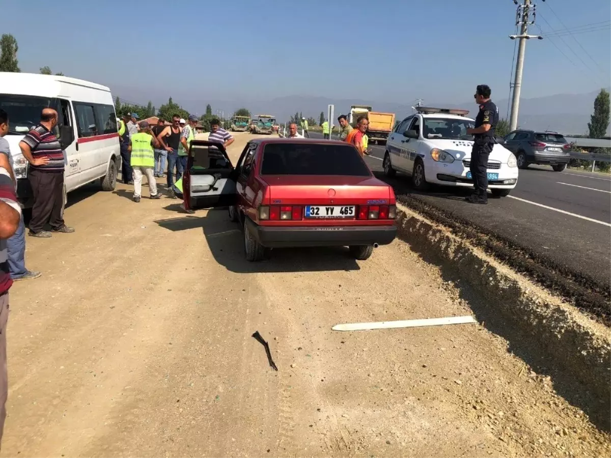 Sürücüleri uyaran bayraktara otomobil çarptı: Durumu ağır