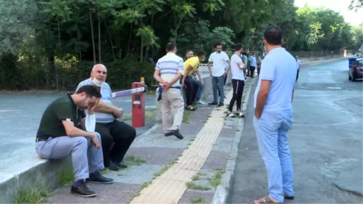 Tezgahları kapatılan pazarcılar, Bakırköy Belediyesi önünde eylem yaptı