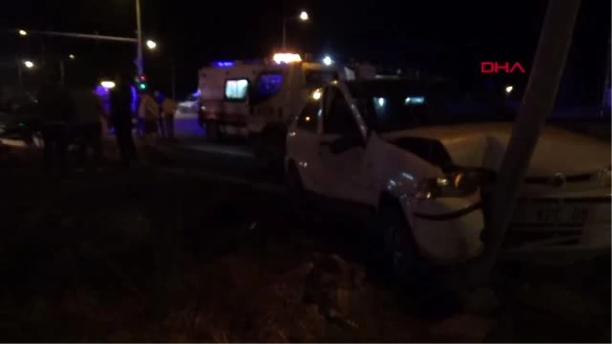 AFYONKARAHİSAR İki otomobil çarpıştı 4 yaralı