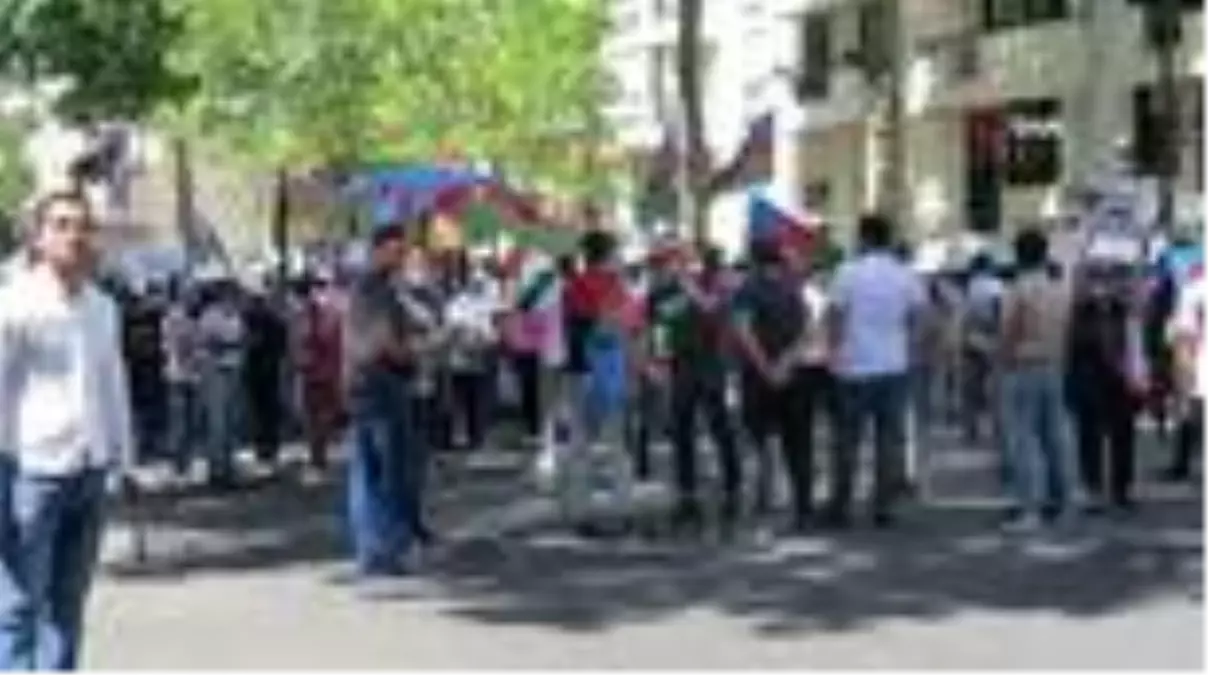 Azerbaycanlılardan Ermenistan\'ın Paris Büyükelçiliği önünde protesto