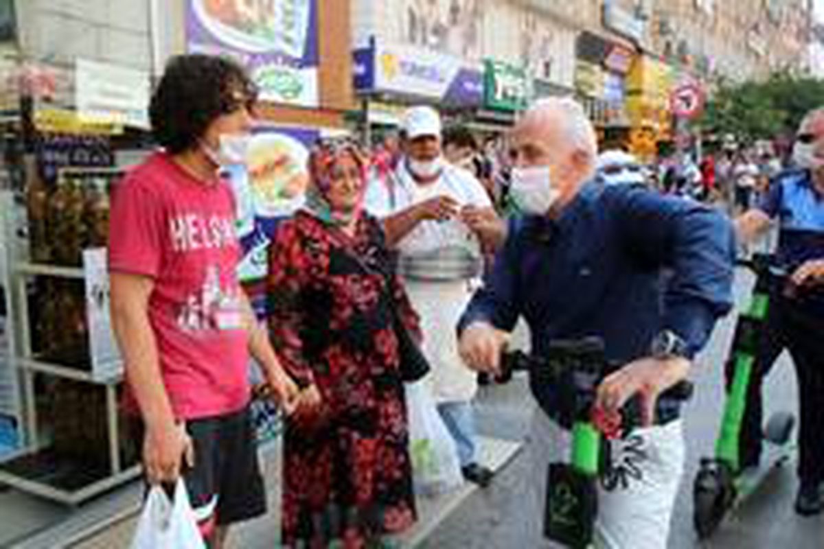 Başkan Gültak, scooterla kent turu attı