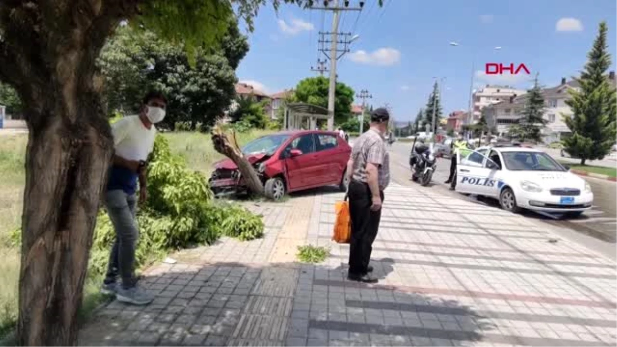 Bursa\'da otomobil durağa girdi 2 yaralı
