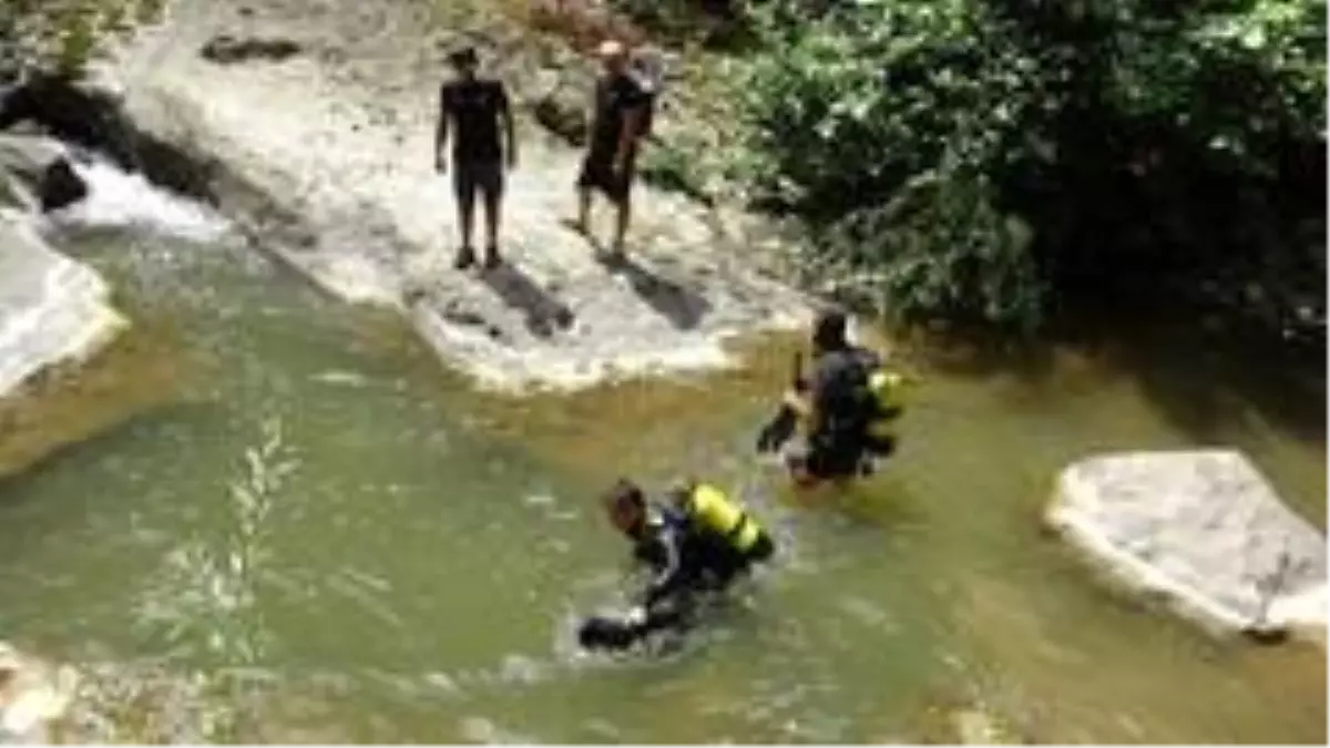 Dalgıç polisler kaybolan genci arıyor