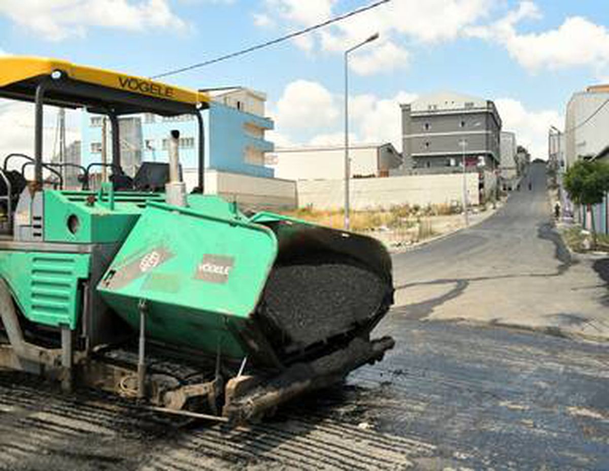 Esenyurt Belediyesi ilçe genelinde başlattığı asfalt çalışmalarını sürdürüyor