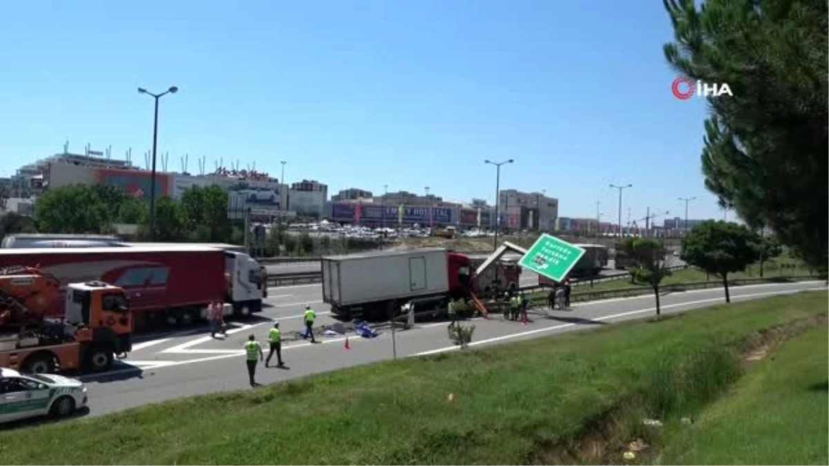 Kontrolden çıkan kamyon bariyere çarpıp trafik levhasını devirdi