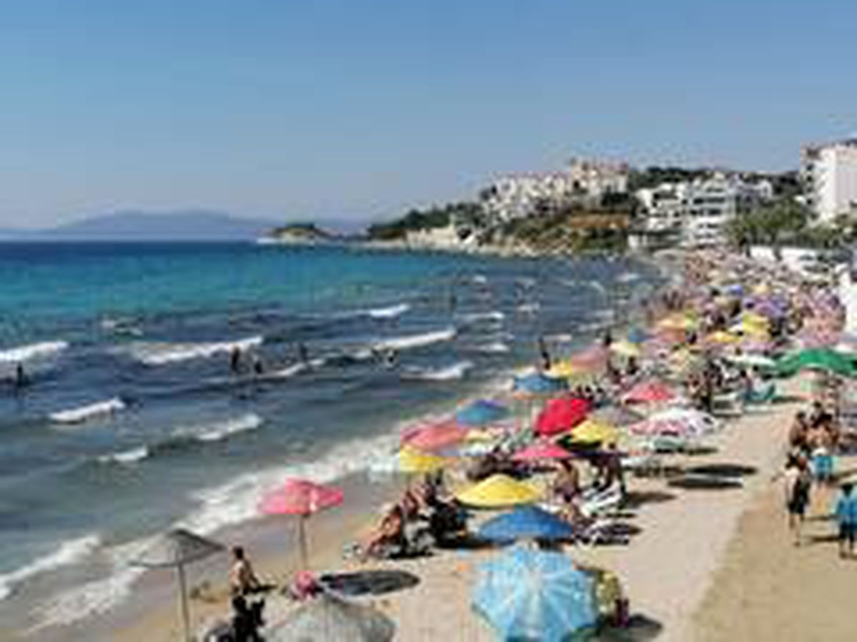 Kuşadası\'nda sıcak havanın etkisiyle plajlar doldu taştı