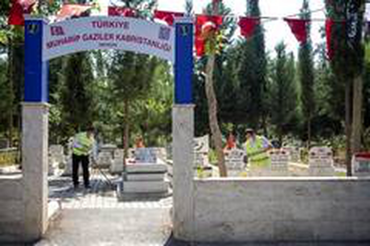Mersin\'de mezarlıklarda bayram temizliği
