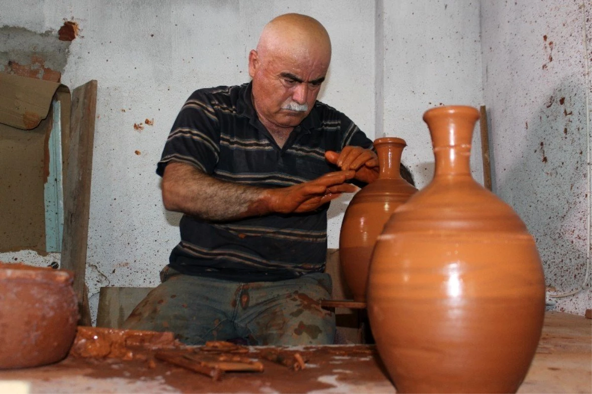 Müşteriye \'bardak yok\' demekten utandığı için asırlık mesleği devam ettiriyor