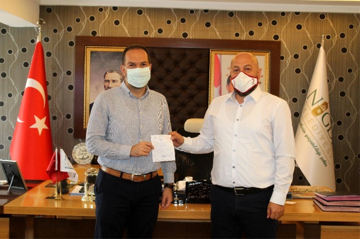 Niğde Belediye Başkanı Özdemir\'den KIZILAY\'a Kurban Bağışı