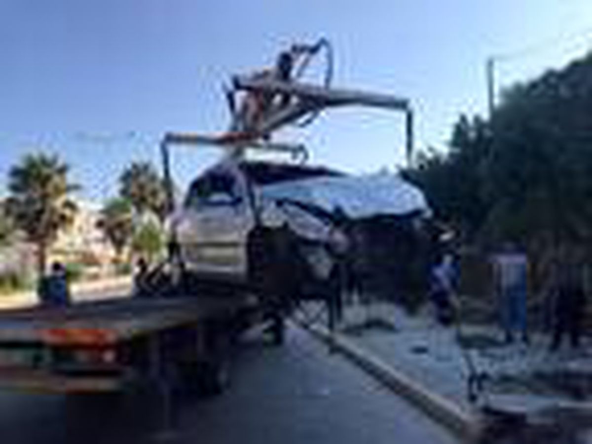Otobüs durağına çarpan otomobildeki 4 polis yaralandı