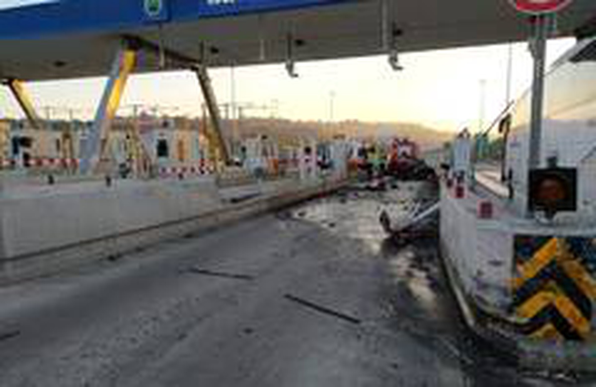 Otomobille gişelere çarpan uzman çavuş hayatını kaybetti