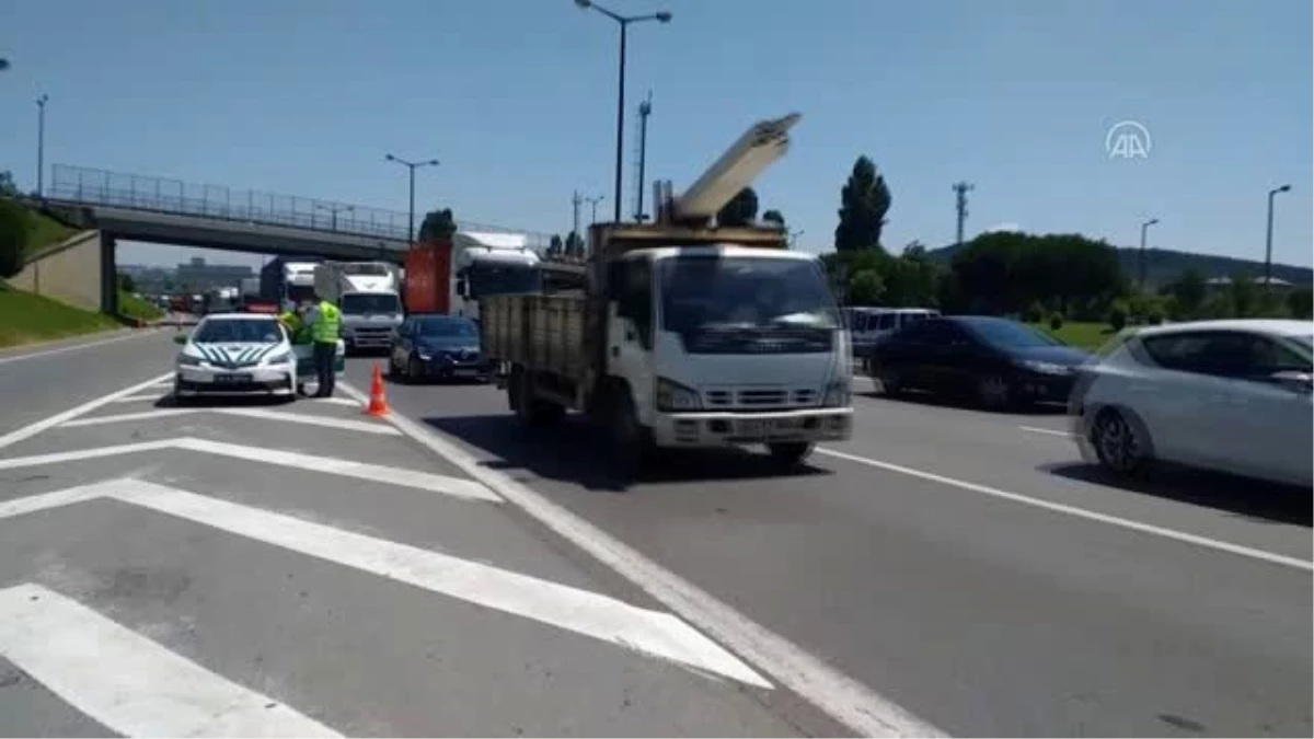 Pendik TEM Otoyolu\'ndaki kaza nedeniyle İstanbul istikametinde trafik yoğunluğu oluştu