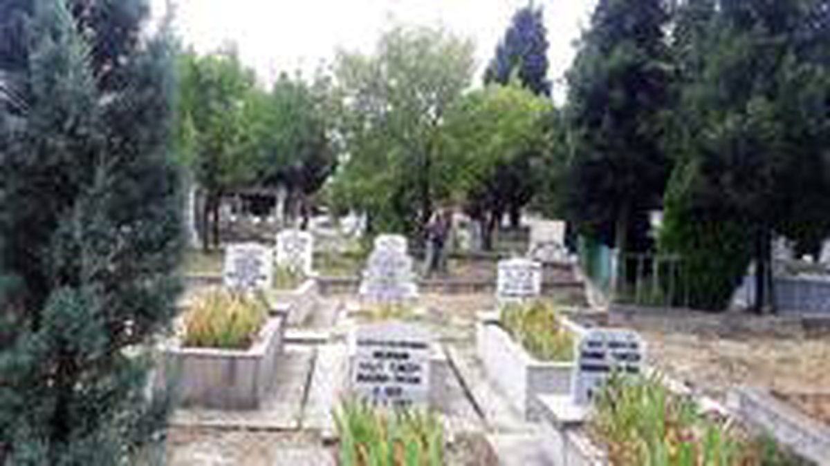 Safranbolu\'da mezarlıklarda bayram hazırlığı