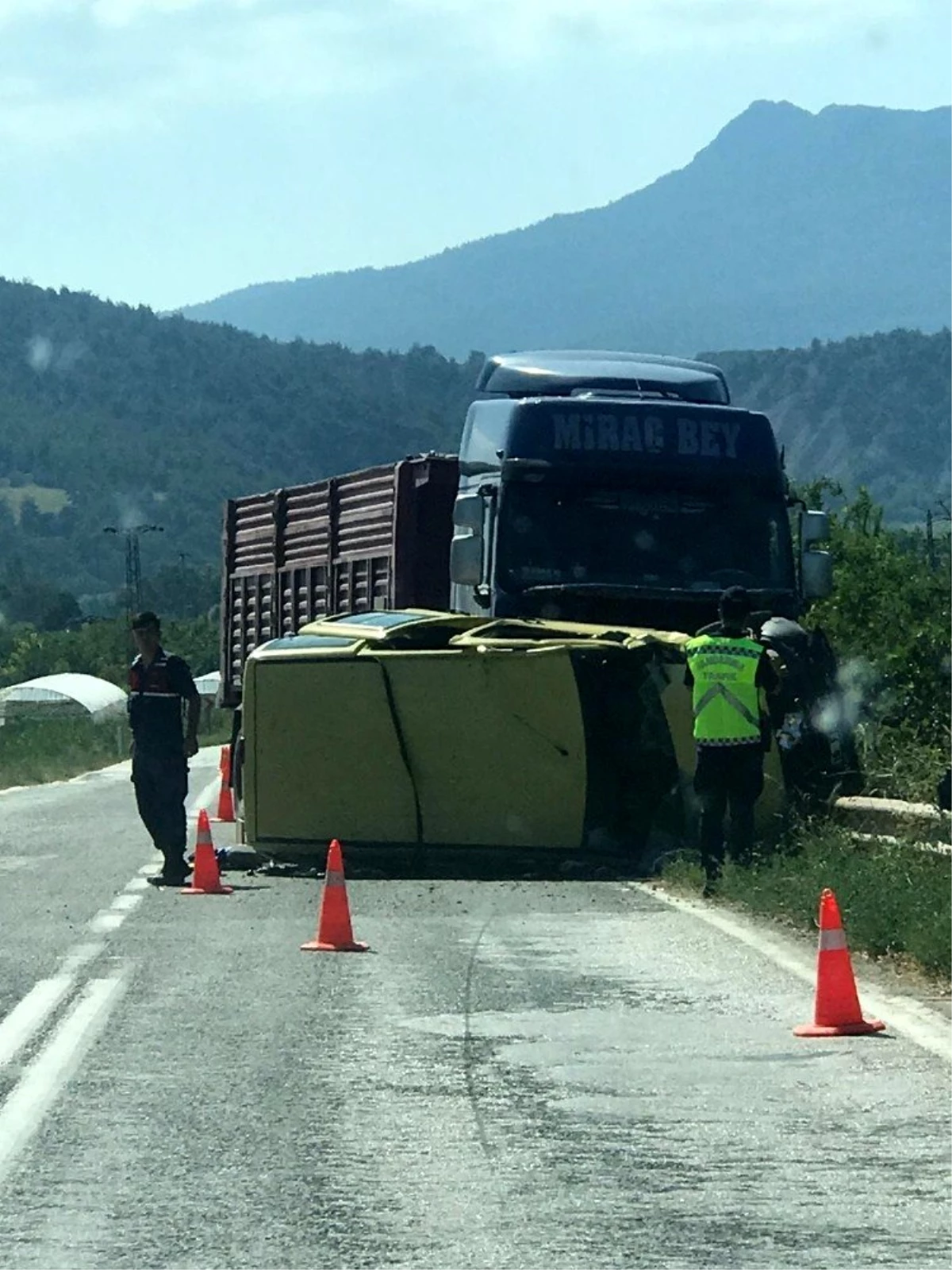 Son dakika haberleri! Tır ile hafif ticari araç çarpıştı: 3 yaralı