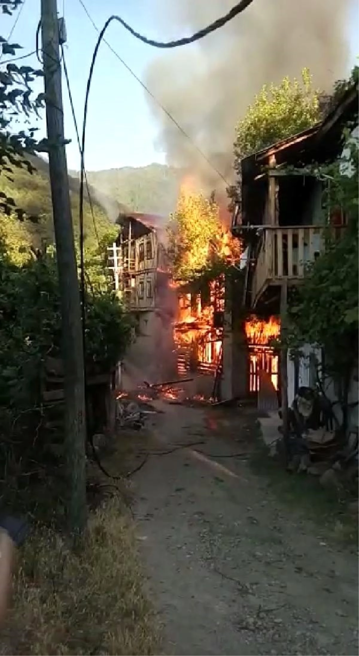 Karabük\'te 2 ev alev alev yandı