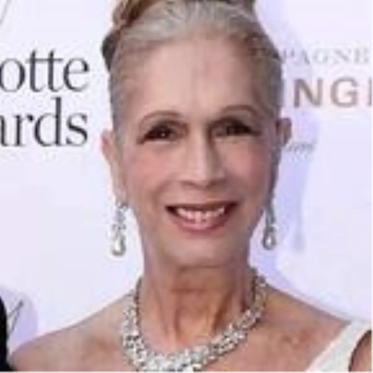 Kraliyet yazarından, Prens Harry\'nin eşi Markle\'dan \'daha az zeki\' olduğu iddiası