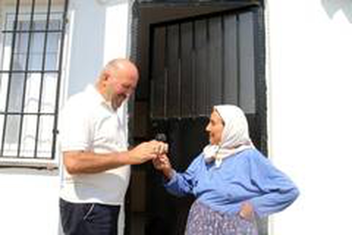 Kuyucak Belediyesi evi yanan kadının yüzünü güldürdü