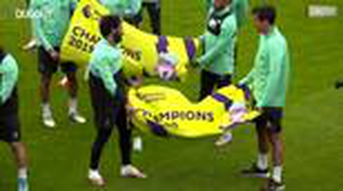 Liverpool, Şampiyonluk Bayrakları ile Antreman Sahasında