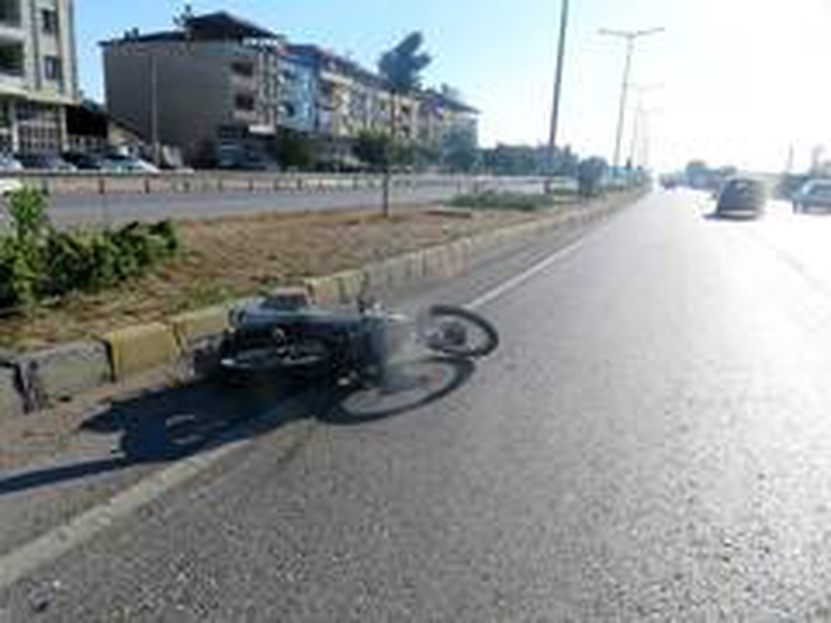 Motosiklet yayaya çarptı: 1\'i ağır 2 yaralı