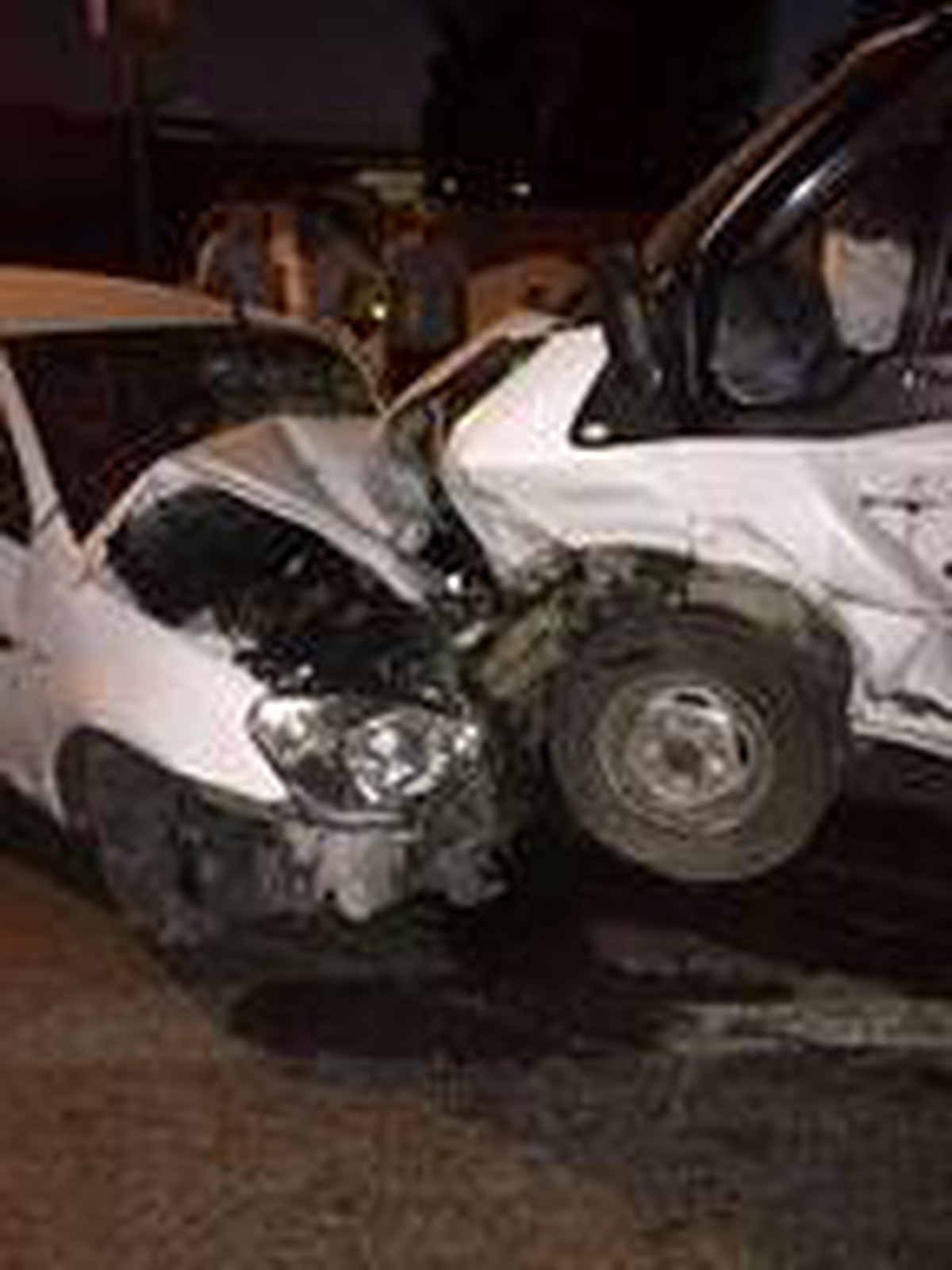 Son dakika! Otomobille kamyonet çarpıştı: 6 yaralı
