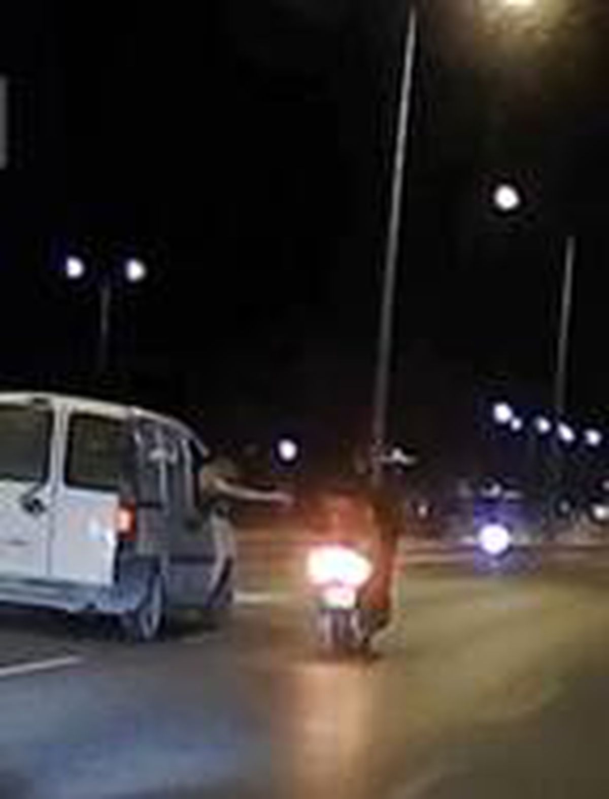 Seyir halinde önce çakmak alıp, ardından içki şişesi tokuşturduğu anlar kamerada
