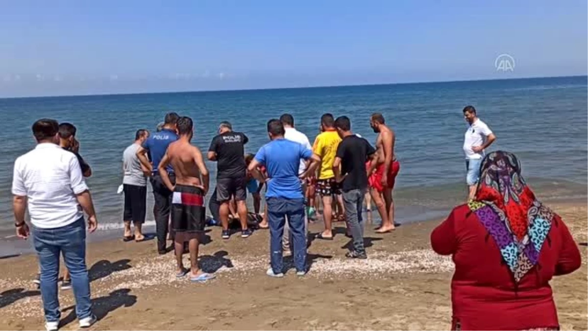 Sinop\'ta denize giren iki kişi az daha boğuluyordu