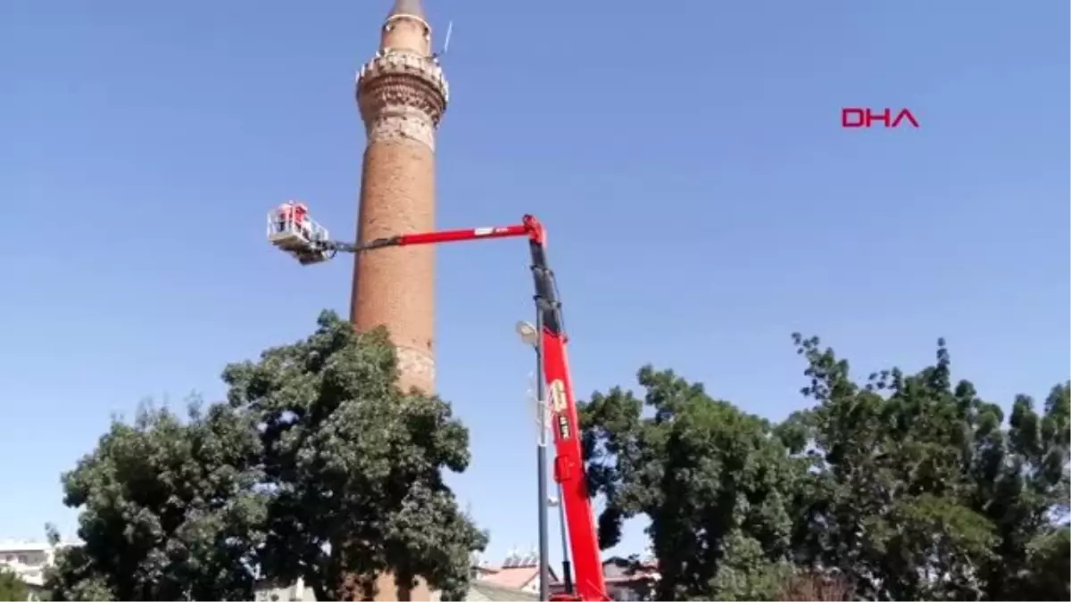 SİVAS Tarihi Ulu Cami\'nin eğilen minaresine sensörlü takip