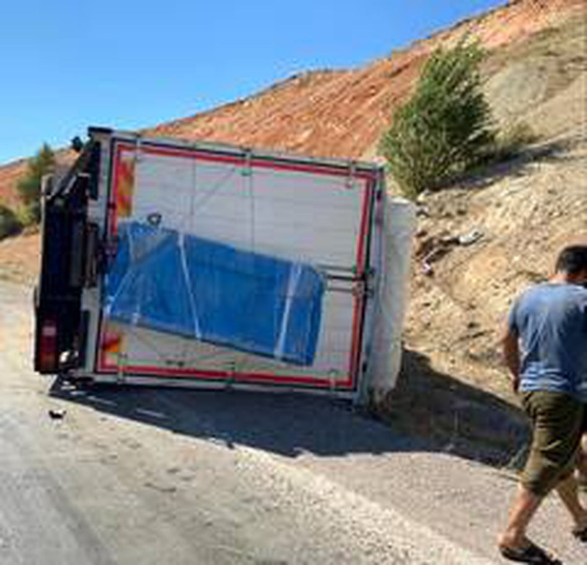 Tekeri patlayan kamyon devrildi: 1 yaralı