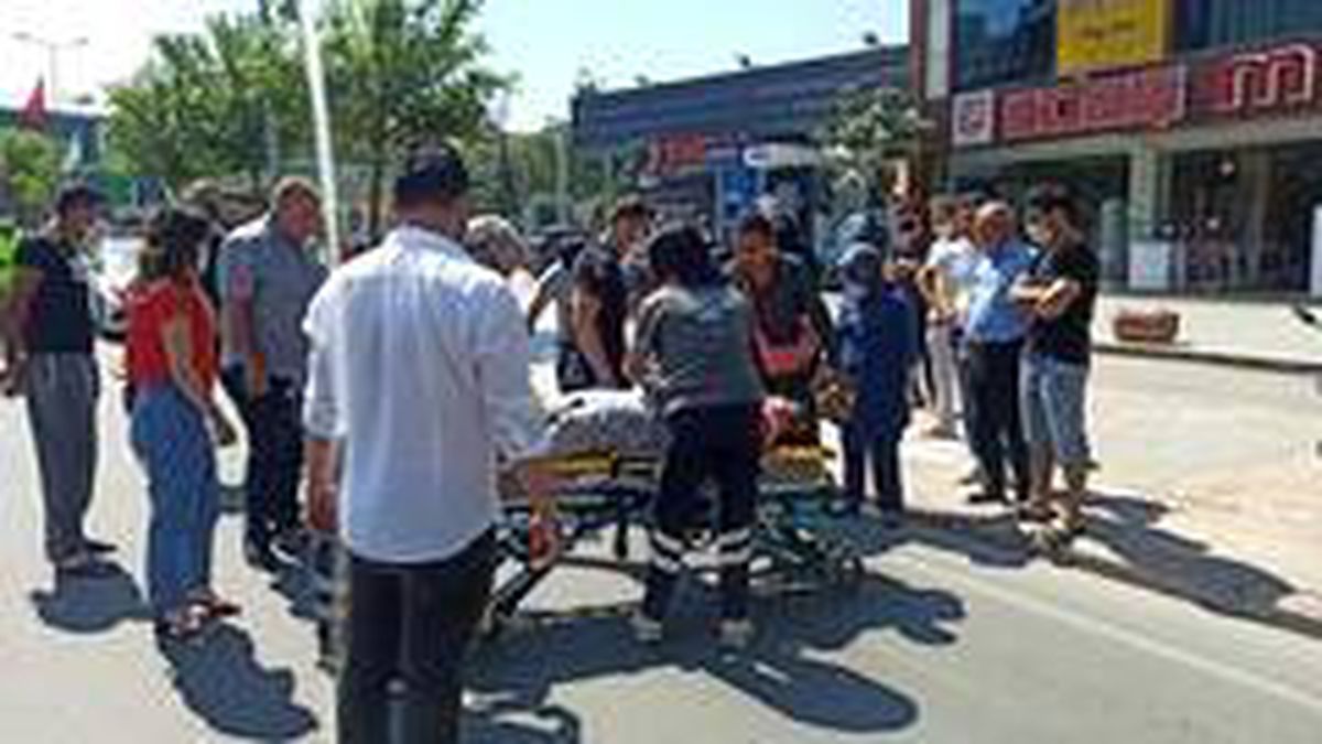 Yolun ortasında karar değiştiren bisikletliye minibüs çarptı