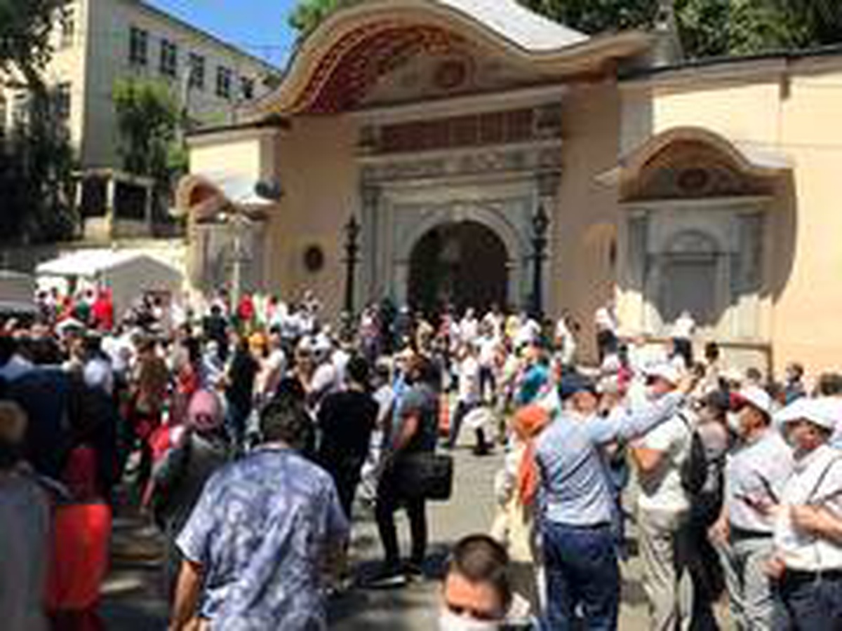 Son dakika! Ayasofya-i Kebir Cami-i Şerifi açılışında meydana sığmayan cemaat caddelerde namaz kıldı