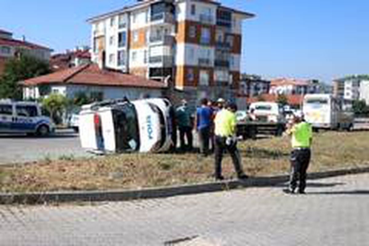 Bolu\'da minibüs ile çarpışan polis aracı devrildi: 3 yaralı