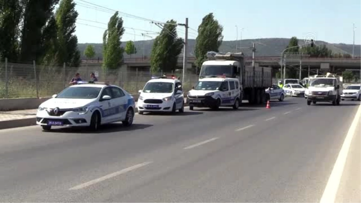 Eskişehir\'de motosikletle kamyon çarpıştı: 1 ölü