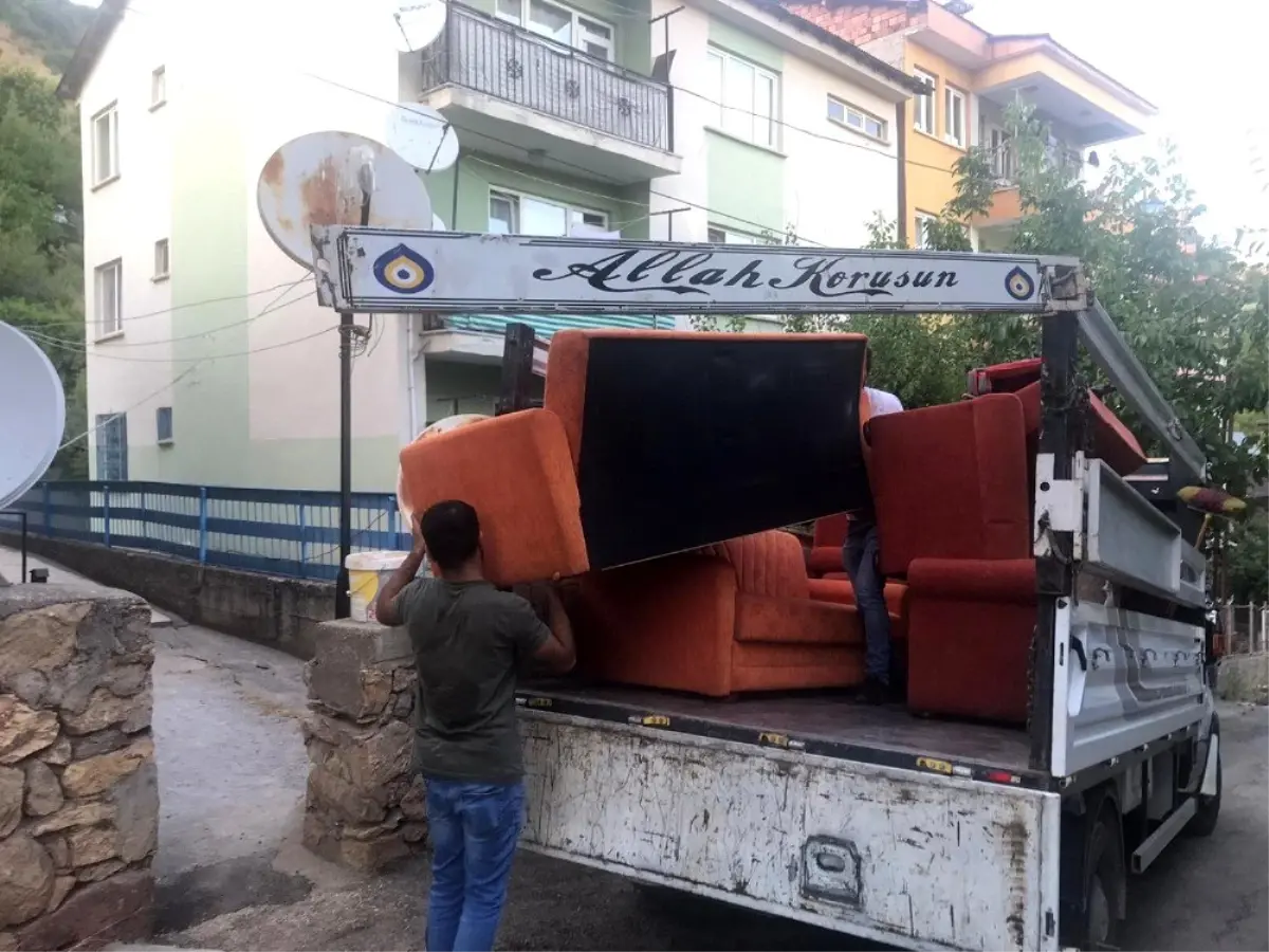 Son dakika haber... Gönüllü grup, tayini çıkan memurların eşyalarını ihtiyaç sahiplerine ulaştırdı